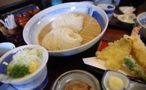 秋田県の佐藤養助のてんぷらうどん