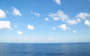 船からの水平線