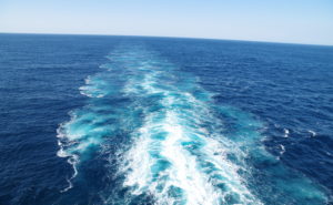 泡を含んだ海が、足跡のように残っていました。