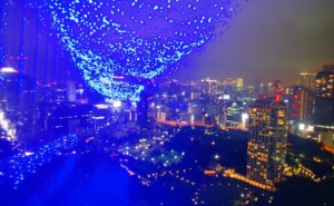 イルミネーションが窓び反射しています。